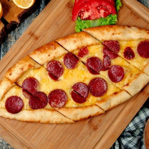 Kaşarlı Sucuklu Pide